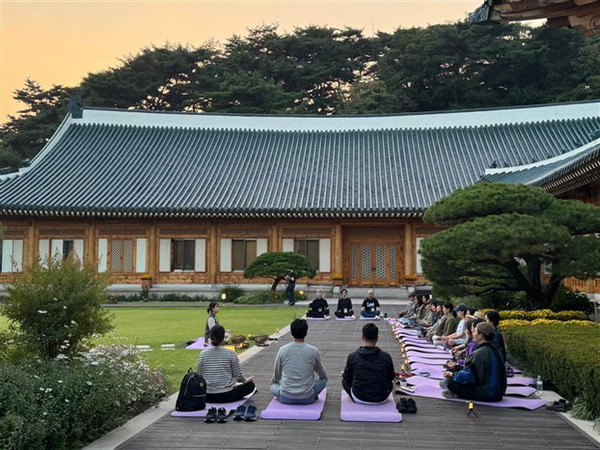 청와대재단은 5월 한 달간 매주 금요일에 '느리게 걷는 청숲길' 프로그램을 통해 싱잉볼을 활용한 명상 체험을 제공한다. /사진=청와대재단