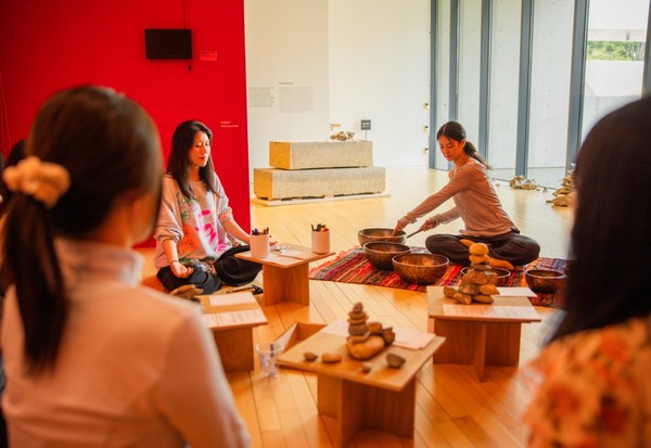 (왼쪽부터) 송미리내 작가와 배우 아키바 리에 /사진=소마미술관