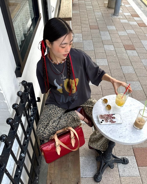 그래픽 하프 슬리브 티셔츠 /사진=슈에띠즈