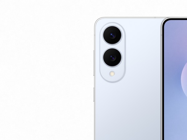 '갤럭시 S25 엣지' 티타늄 아이스블루./사진=LG유플러스