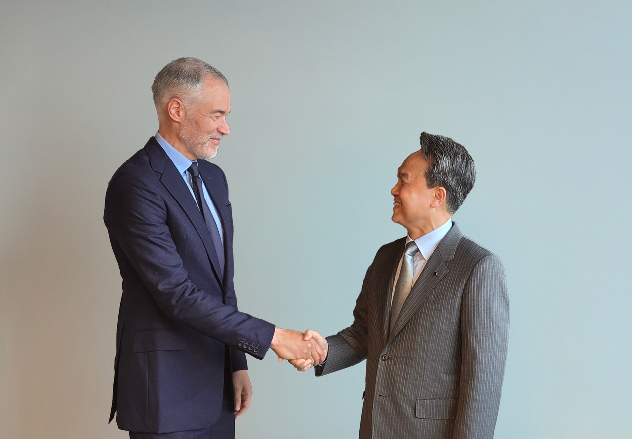 지난 20일 런던에서 진옥동 신한금융그룹 회장(오른쪽)과 앤써니 굿맨 골드만삭스 인터내셔널 공동대표가 기념촬영을 하고 있다. / 사진=신한금융그룹