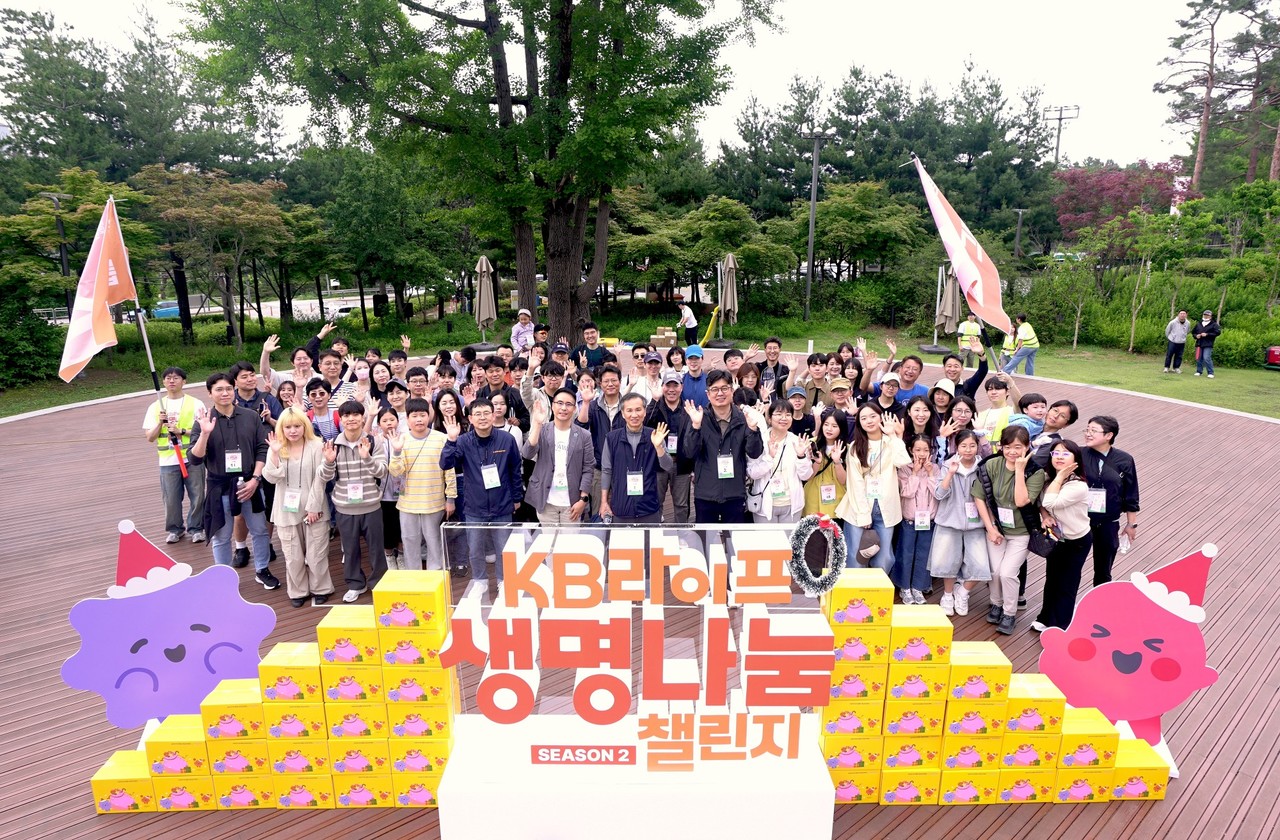 정문철 KB라이프생명사회공헌재단 이사장(앞줄 오른쪽부터 아홉 번째)이 KB라이프, KB라이프파트너스, KB골든라이프케어 임직원 가족들과 함께 지난 24일 강동구 일자산 잔디광장에서 ‘생명나눔 챌린지’ 캠페인 봉사활동 후 기념사진을 촬영하고 있다. / 사진= KB라이프