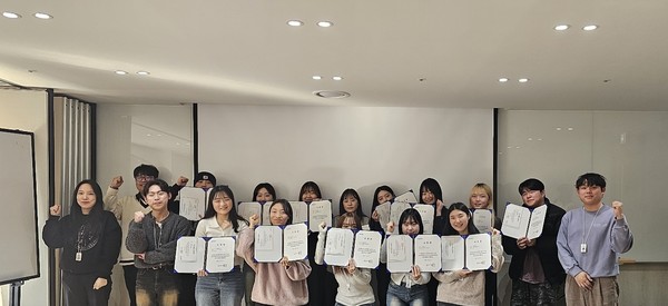 제2기 삼표그룹 대학생 서포터즈가 활동을 종료한 후 광화문 본사 비즈니즈센터에서 열린 해단식에서 기념사진을 촬영하고 있다. /사진=삼표그룹