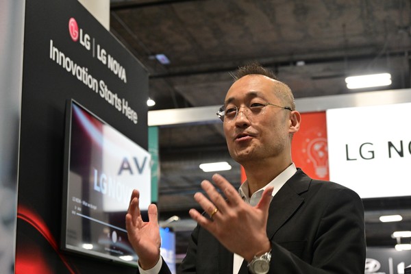 올해 초 세계 최대 가전·IT 전시회 CES 2025에서 LG NOVA 이석우 부사장이 △헬스테크 △클린테크 △AI 등 미래산업 영역에서 LG전자와 협업을 구체화하는 스타트업과 혁신 기술을 소개하고 있는 모습. /사진=LG전자