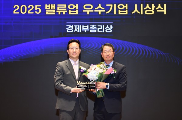 HD현대일렉트릭은 27일 2025년 밸류업 우수기업 시상식에서 '경제부총리상'을 수상했다. HD현대일렉트릭 김영기 대표이사(오른쪽)가 수상하고 있다. /사진=HD현대일렉트릭