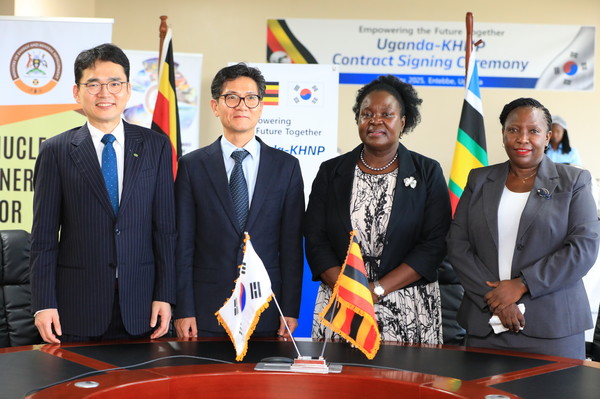 (왼쪽부터) 임승열 한수원 사업개발처장, 박성수 우간다 한국대사, 루스 난카비르와 쎈타무 우간다 에너지광물자원개발부 장관이 27일(현지시간) 원전 부지 용역 평가 계약 체결 뒤 기념 촬영을 하고 있다./사진=한수원