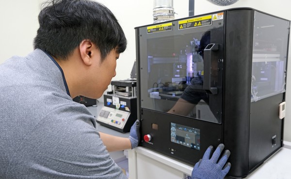 삼성전자서비스 엔지니어가 전문 장비를 이용해 스마트폰 디스플레이 단품 수리를 하는 모습. /사진=삼성전자서비스