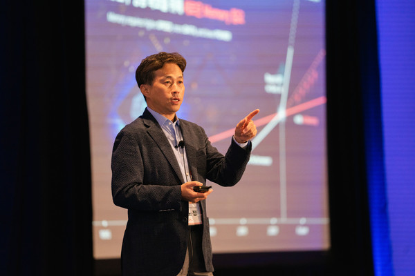 '2024 SK 글로벌 포럼'에서 곽노정 대표이사가 기조연설을 하고 있다./사진=SK하이닉스