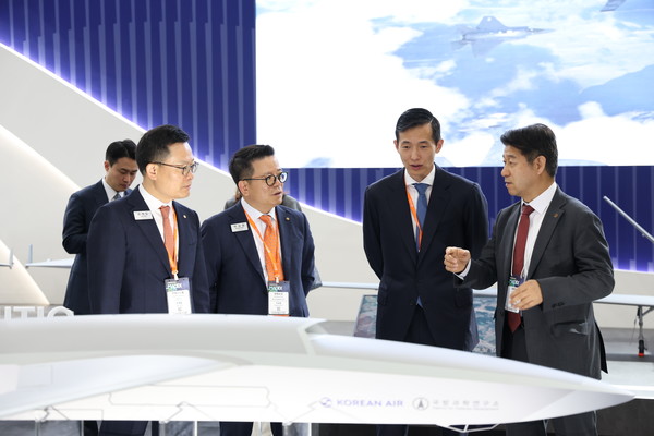 한화그룹 김동관 부회장은 마덱스 이튿날에도 현장을 방문했다. 이른 시간부터 전시장을 찾은 김 부회장은 한화 부스 외에 KAI, 대한항공, HD현대 등 부스를 방문해 K-방산을 함께 이끌어 가는 파트너 기업들의 첨단 기술과 제품을 직접 확인하고, 미래 사업 방향에 대한 구상을 이어갔다. /사진=한화