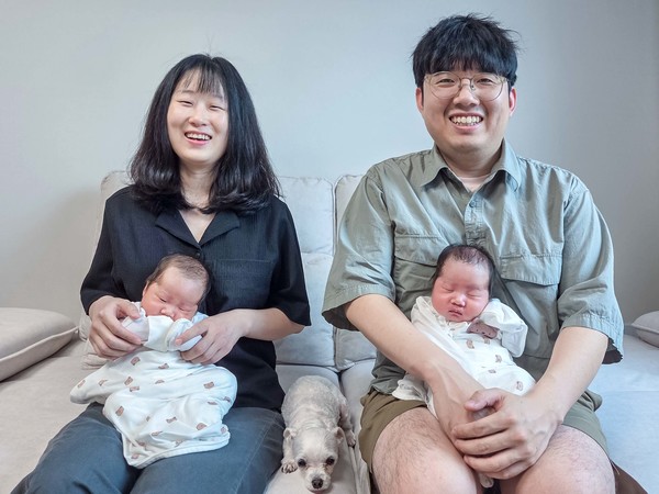 지난달 쌍둥이 출산으로 2000만원의 육아동행지원금을 받은 한화비전 강남경 책임(왼쪽) 가족. /사진=한화갤러리아