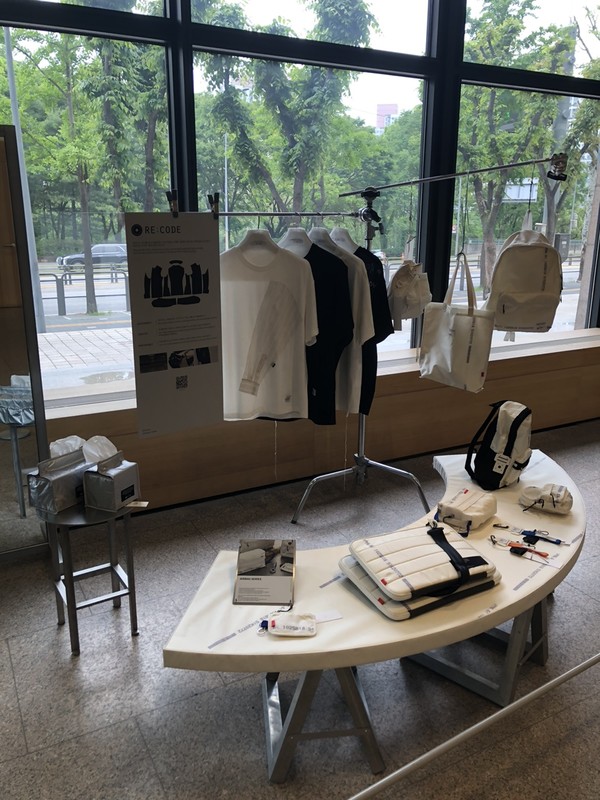 코오롱FnC는 오는 8월 1일까지 업사이클링 패션 브랜드 '래코드'가 진행하는 '리콜렉티브: 머터리얼스' 전시를 개최한다. 사진은 자동차 에어백을 활용한 패션 제품들 /사진=김현정 기자