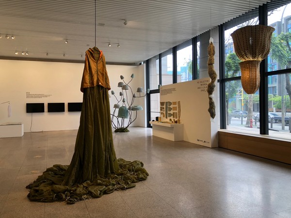 코오롱FnC는 오는 8월 1일까지 업사이클링 패션 브랜드 '래코드'가 진행하는 '리콜렉티브: 머터리얼스' 전시를 개최한다. 왼쪽은 군용 텐트 소재를 활용한 조형물. /사진=김현정 기자