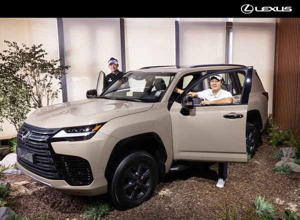 렉서스코리아가 (왼쪽부터) KPGA 박상현, 함정우 선수에게 플래그십 SUV '디 올 뉴 LX 700h'를 제공했다./사진=렉서스코리아