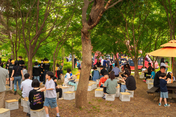 29일 오후 서울 은평구 꿈나무마을에 푸드트럭 '밥먹차' 식사 지원 행사가 열렸다. /사진=티앤씨재단