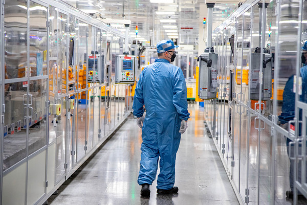 LG에너지솔루션 미시간 홀랜드 공장에서 직원이 배터리 생산 공정을 살펴보고 있다. /사진=LG에너지솔루션