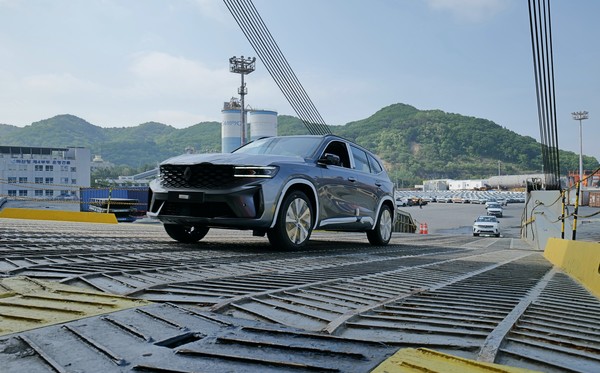 그랑 콜레오스의 중남미 수출 초도 물량 선적 모습. /사진=르노코리아