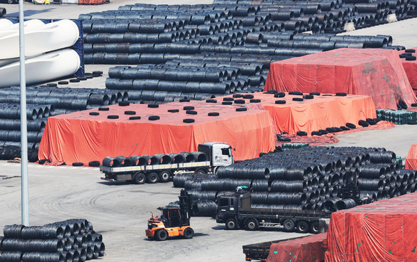 경기도 평택항에 철강 제품이 쌓여 있다. /사진=연합뉴스