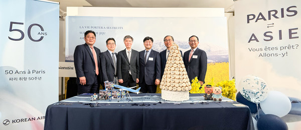 4일(현지시간) 파리 기념 행사에서 (왼쪽부터) 심현준 대한항공 프랑스지점장, 김병지 대한항공 여객영업부담당, 이일열 주프랑스한국문화원장, 최정호 대한항공 영업 총괄 부사장, 문승현 주프랑스한국대사, 장성식 대한항공 구주지역통합담당이 기념 사진을 촬영하고 있다./사진=대한항공