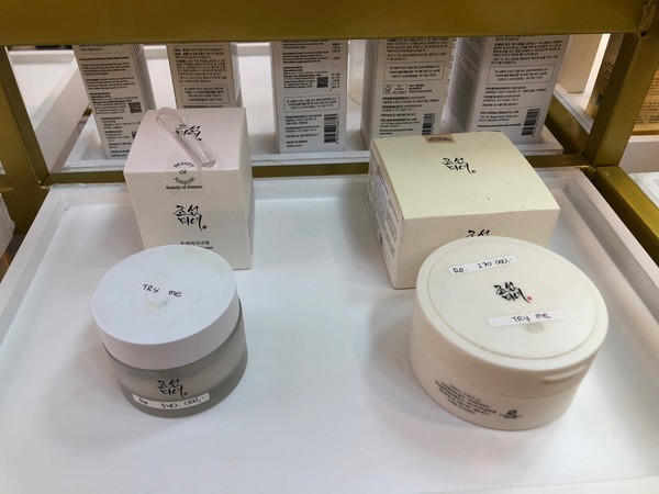 자카르타 롯데몰 2층의 한국 화장품 코너 매대에 진열된 '조선미녀' 화장품 /사진=김현정 기자