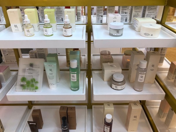 자카르타 롯데몰 2층 한국 화장품 코너 매대에 진열된 '조선미녀' 제품들 /사진=김현정 기자