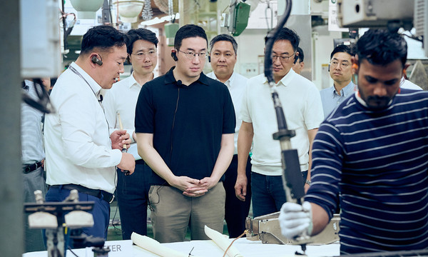 구광모 LG 회장이 이달 초 인도네시아를 찾아 배터리 사업 전략을 점검했다. 사진은 구 회장(가운데)이 지난 2월 인도 뉴델리의 LG전자 노이다 생산공장을 찾아 에어컨 생산과정을 살펴보는 모습. /사진=LG