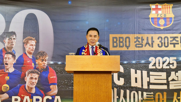 윤홍근 제너시스BBQ그룹 회장이 10일 서울 중구 롯데호텔에서 BBQ 창사 30주년 기념 스페인 프로축구 FC바르셀로나 초청 경기 계획을 밝히는 기자간담회에서 5000만 국민들과 패밀리(가맹점)에게 감사의 인사를 전하고 있다. /사진=BBQ
