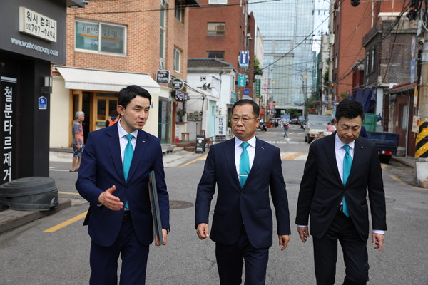 포스코이앤씨 정희민 사장과 임직원들이 현장을 직접 둘러보고있다. /사진=포스코이앤씨