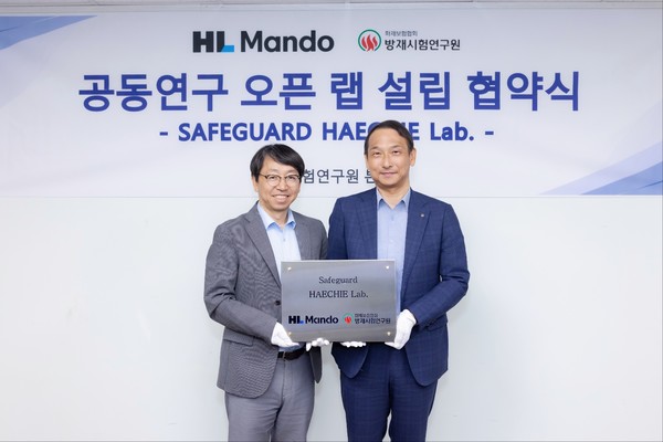 (왼쪽) 배홍용 HL만도 부사장과 장영환 방재시험연구원 원장이 협약 체결 후 기념촬영을 하고 있다./사진=HL만도