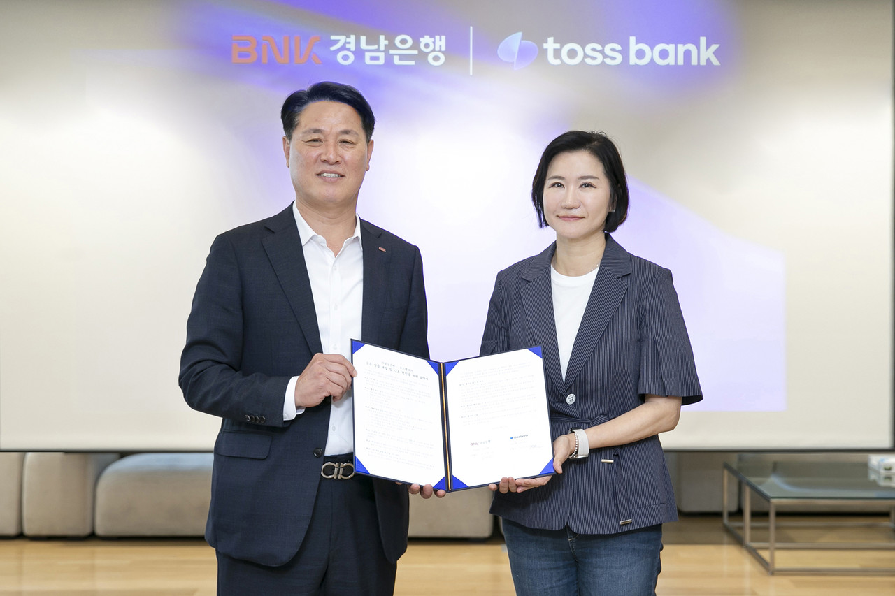 이은미 토스뱅크 은행장과 B김태한 NK경남은행 은행장이 오늘 11일 토스뱅크 본사에서  ‘공동 상품 개발 및 상호 혁신을 위한 전략적 업무협약’을 체결하고 있다.  / 사진=토스뱅크