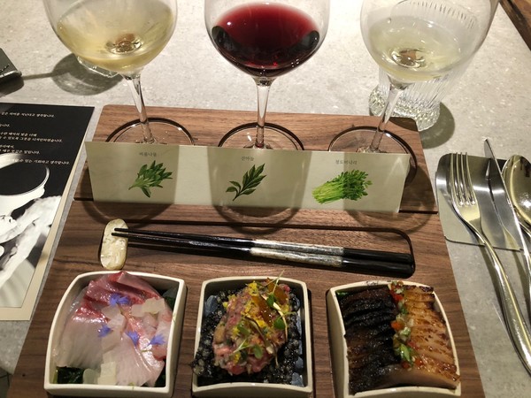 3가지 한식 요리와 3가지 주류를 페어링한 와인바 겸 레스토랑 '모와'의 신메뉴 '마주한상'의 모습 /사진=김현정 기자