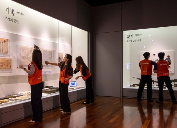 호반그룹 임직원들이 지난 11일 용산 전쟁기념관 전시실 정비 봉사활동을 하고 있다./사진=호반그룹