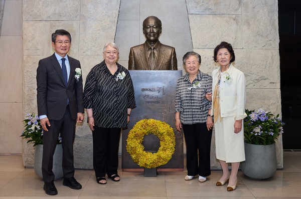 12일 포니정재단은 서울 강남구 삼성동 아이파크타워에 있는 포니정홀에서 '제19회 포니정 혁신상' 시상식을 개최하고 올해 수상자로 전진상의원·복지관을 선정했다. (왼쪽부터) 정몽규 포니정재단 이사장, 전진상의원·복지관 배현정 원장, 유송자 사회복지관장, 고 정세영 HDC그룹 명예회장의 부인 박영자 여사. /사진=포니정재단