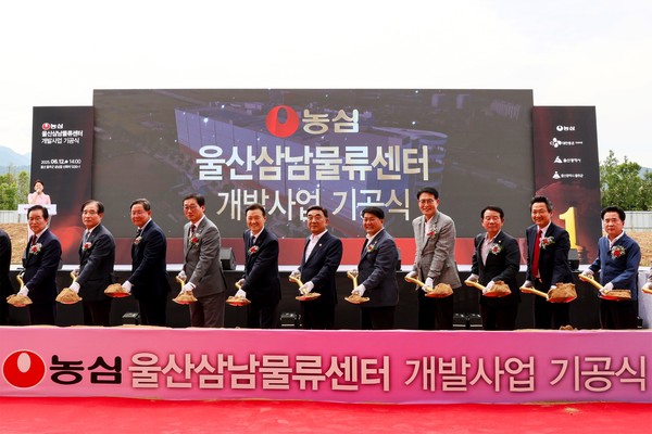 농심이 지난 12일 울산삼남물류센터 기공식을 가졌다. (왼쪽 5번째부터) 이병학 농심 대표이사, 김두겸 울산광역시장, 이성룡 울산광역시의회 의장, 이순걸 울주군수 /사진=농심