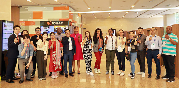 방글라데시, 엘살바도르, 케냐 등 3개국 소비자행정 담당 공무원 13명이 12일 연수 프로그램의 일환으로 NS홈쇼핑 판교 사옥을 방문했다. /사진=NS홈쇼핑