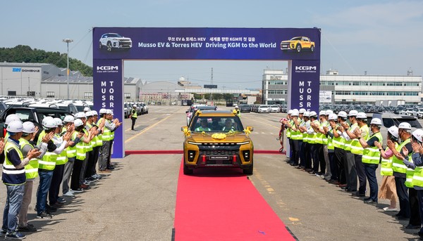 KG 모빌리티(KGM)은 지난 12일 평택국제자동차부두에서 무쏘 EV와 토레스 하이브리드(HEV) 수출 선적 기념식을 개최했다./사진=KGM