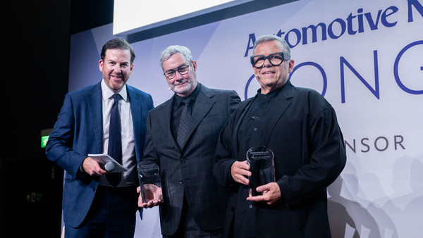 최고크리에이티브책임자(CCO)인 (가운데) 루크 동커볼케 사장과 (오른쪽) 피터 슈라이어 전 사장이 오토모티브 뉴스 '100주년 기념상'을 수상했다./사진=현대자동차그룹