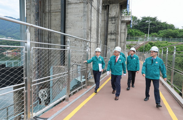 황주호 한국수력원자력 사장이 괴산 수력발전소 현장을 찾아 장마철 대비 수력시설 재해 예방 체계 집중 점검을 실시했다./사진=한국수력원자력