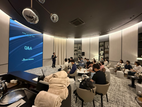 HDC현대산업개발의 '시각적 명료함'에 초점을 맞춘 용산정비창 전면1구역 홍보관이 조합원들로부터 큰 호응을 얻고 있다. 사진은 홍보관 설명회 모습. /사진=HDC현대산업개발