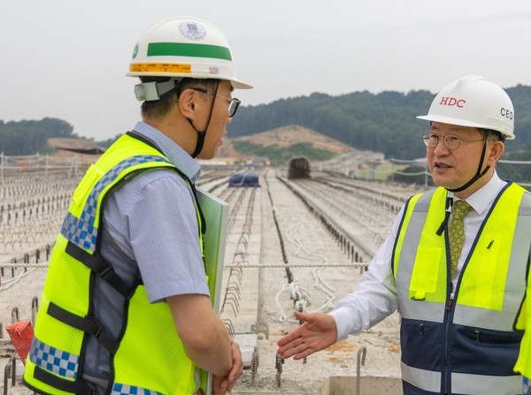 HDC현대산업개발은 지난 13일 고속국도 제32호선 인주-염치 1공구 현장에서 (오른쪽) 정경구 대표이사 주재 현장 안전보건 점검을 진행했다./사진=HDC현대산업개발