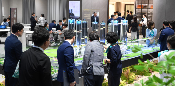 포스코이앤씨 홍보관에 조합원들이 단지모형를 통해 대형평형을 확인하고 있다. /사진=포스코이앤씨