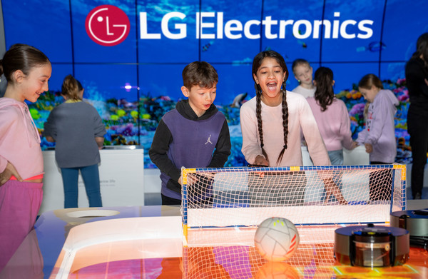 LG전자 북미법인 본사 사옥 내 과학관 'LG Inspiration Lab'을 찾은 학생들이 로봇청소기로 축구 게임을 하고 있는 모습. /사진=LG전자