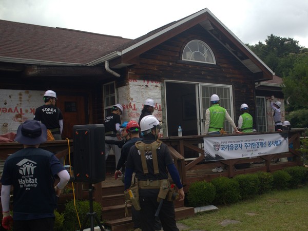 LH '명품의 집' 주택 개보수 봉사활동 현장의 모습./사진=LH