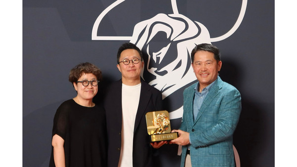 국제 광고제 '칸 라이언즈 2025'에서 단편 영화 '밤낚시' 엔터테인먼트 부문 그랑프리 수상 후 (왼쪽부터) 김정아 이노션 최고 크리에이티브 책임자(CCO) 부사장, 지성원 현대차 브랜드마케팅본부장 전무, 이용우 이노션 대표이사가 기념 촬영을 하고 있다. /사진=현대자동차그룹