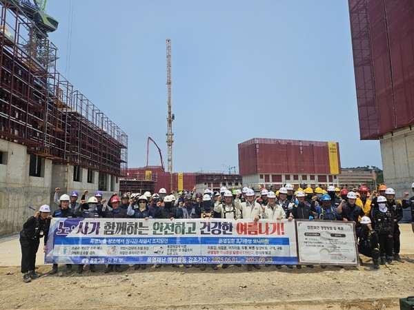 중흥그룹 임직원들이 공사 현장에서 '노·사가 함께하는 안전하고 건강한 여름나기' 캠페인을 진행하며 기념 촬영을 하고 있다./사진=중흥그룹