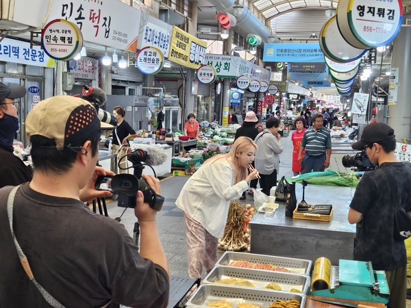 지난 17일 유튜버 히밥이 안동시 재래시장에서 지역 방문 촉진을 위한 먹방을 촬영하고 있다./사진=한국수자원공사