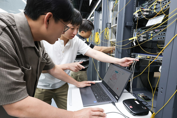 KT 직원들이 차세대 기가 이더넷 스위치(New 5G-GES) 장비 점검을 하고 있다./사진=KT