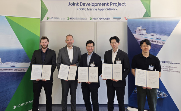 (왼쪽부터) 루카스 노르웨이 선급 엔지니어, 크리스티안 레르허 투이 크루즈 선단 운영 및 보건 담당 이사, 염구섭 HD유럽연구센터장, 변준영 HD하이드로젠 사업개발팀 책임, 김민석 HD한국조선해양 선박연료전지시스템연구실 책임이 최근 독일 뒤셀도르프 HD유럽연구센터에서 열린 '공동개발 협약식'에서 기념사진을 촬영하고 있다./사진=HD현대