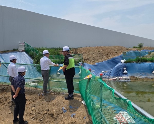 19일 (가운데) 박동선 LH 국토도시본부장과 현장 관계자 등이 3기 신도시 주요 건설현장을 점검하고 있다./사진=LH