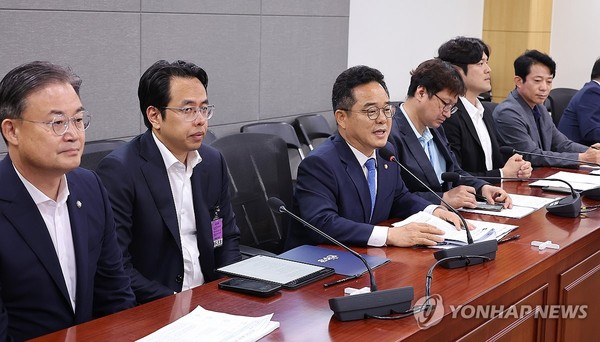 19일 서울 여의도 국회 의원회관에서 열린 더불어민주당 을지키는민생실천위원회, 배달앱(배달의민족) 사회적 대화기구 중간합의문 발표 브리핑에서 민병덕 을지로위원장(왼쪽 세번째)이 발언하고 있다. 왼쪽 두번째는 김범석 우아한형제들 대표. /사진=연합뉴스