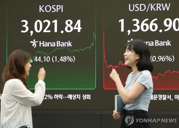 코스피가 3000선을 돌파한 20일 서울 중구 하나은행 딜링룸에서 딜러들이 대화하고 있다. 사진=연합뉴스